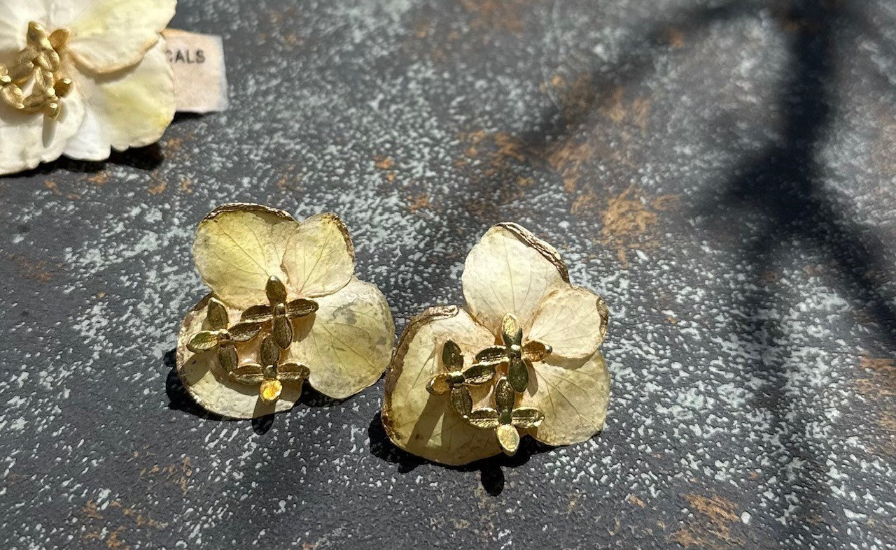 Uniquellery Hydrangea Cluster with Gold Rim - The Kemble Shop